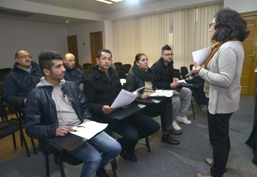 Doce persoas inmigrantes participan nun curso de iniciación á lingua galega no Centro Cultural Lustres Rivas de Riveira